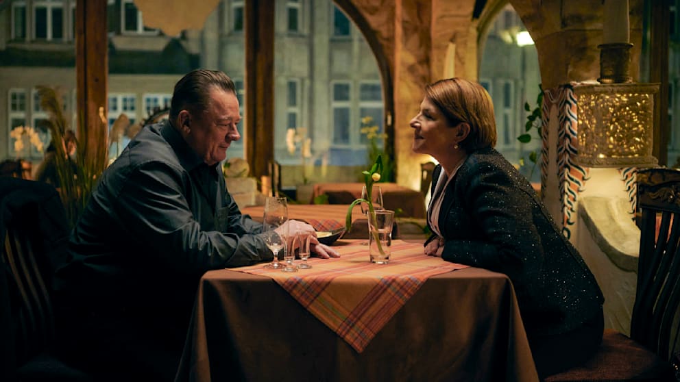 So könnten auch beide in der Realität im Restaurant sitzen: Peter Kurth und Susanne Böwe sind im echten Leben ein Paar