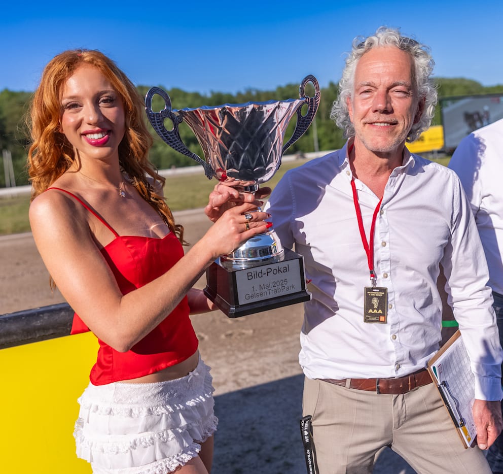 Anna Ermakova und Uwe Küster warteten mit dem BILD-Pokal auf den besten Traber