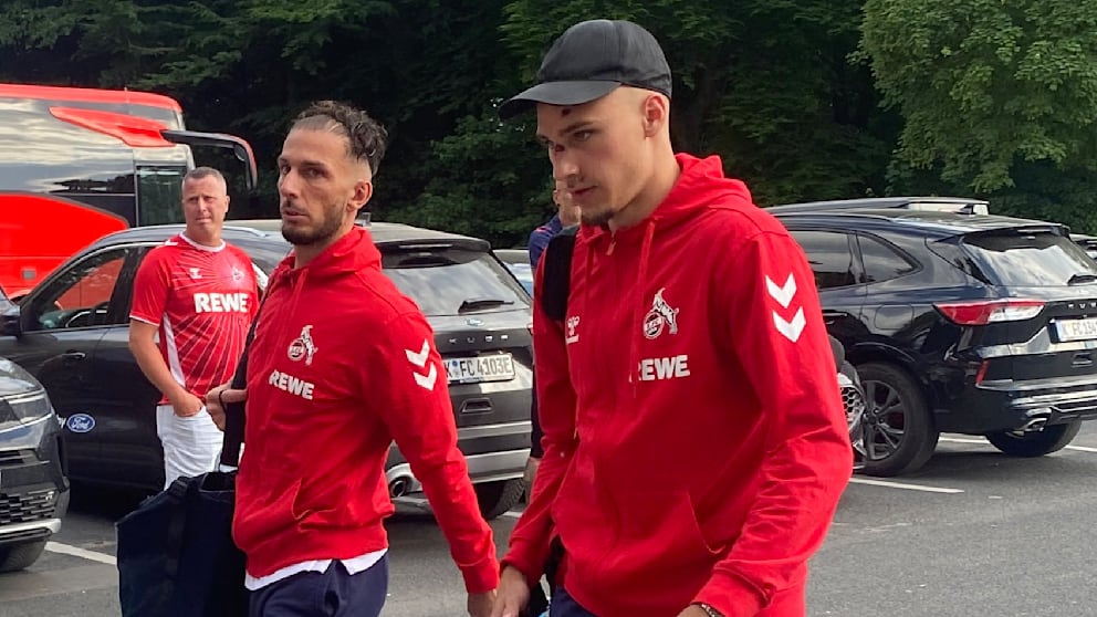Tim Lemperle (23) bei der Abreise der Mannschaft. Die Verletzungen im Gesicht sind ihm deutlich anzusehen