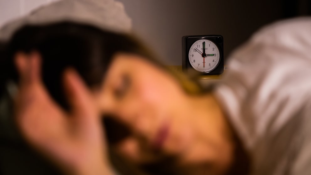Nachts auf die Uhr zu schauen hält uns davon ab, ruhig wieder einzuschlafen