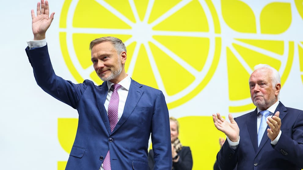 Auch Wolfgang Kubicki wirkt bei der Lindner-Verabschiedung angefasst