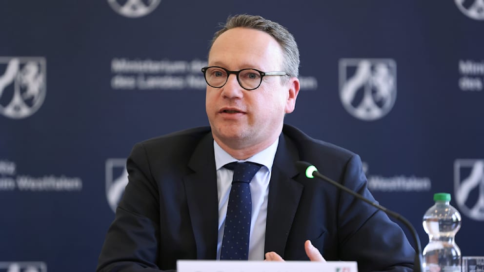 NRW-Justizminister Benjamin Limbach (55, Grüne) muss sich um immer mehr ältere Häftlinge kümmern