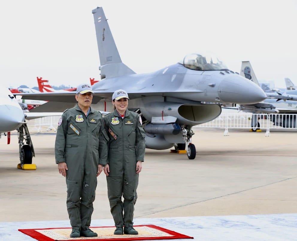 Sowohl König Maha Vajiralongkorn als auch Königin Suthida (46) waren Kampfjetpiloten in der Thailändischen Armee