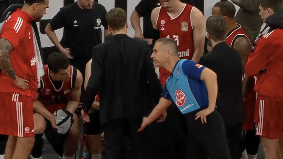 Auf ungewöhnliche Art und Weise erinnert Schiri Lottermoser die Bayern, dass die Auszeit vorbei ist