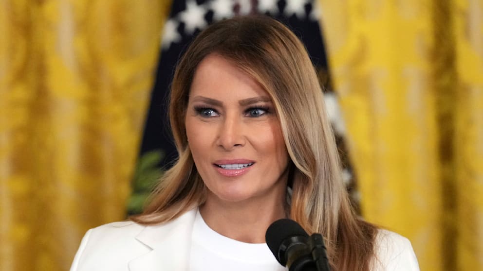 Wirklich glücklich konnte Melania Trump mit ihren Abbildungen in Holz und Bronze wohl eher nicht sein