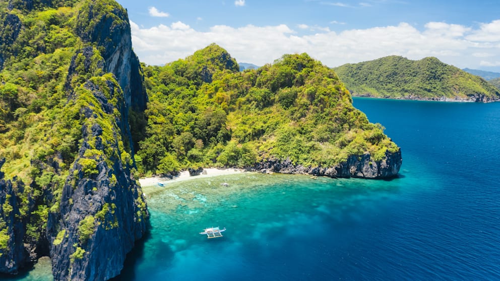 Exotische Tiere, kleine Fischerdörfchen und traumhafte Strände gibt es auf den Philippinen. Entalua Beach gilt als einer der schönsten