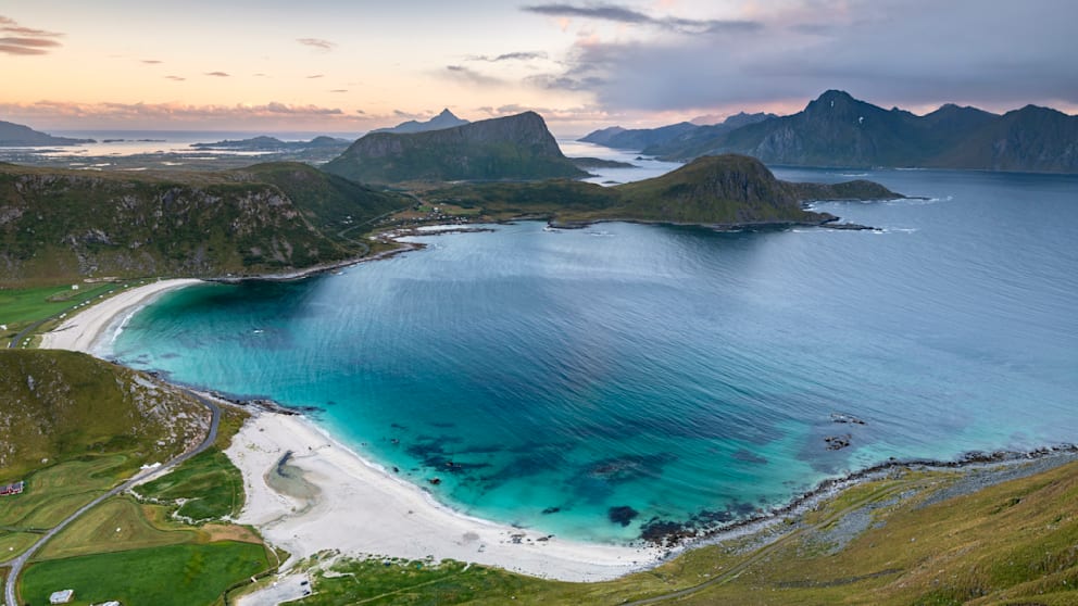 Lofoten Inseln – dramatische Landschaften mit zerklüfteten Bergen, tiefen Fjorden, großartigen Stränden und Buchten