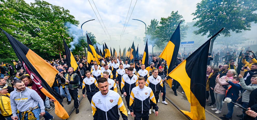 Links und rechts der Straße standen tausende Fans. In der Mitte lief die Aufsteiger-Mannschaft