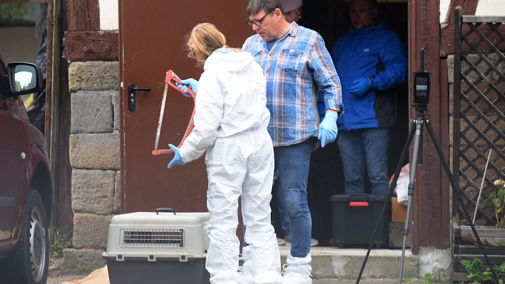 Mieterin Anja (55, kleines Foto) hatte das Down-Syndrom. Sie war ihren Vermietern Stefan P. (58) und Katja H. (44) schutzlos ausgeliefert