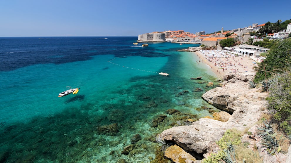 Wer Komfort, Natur und Altstadt-Nähe mag, ist am Banje Strand wunderbar aufgehoben