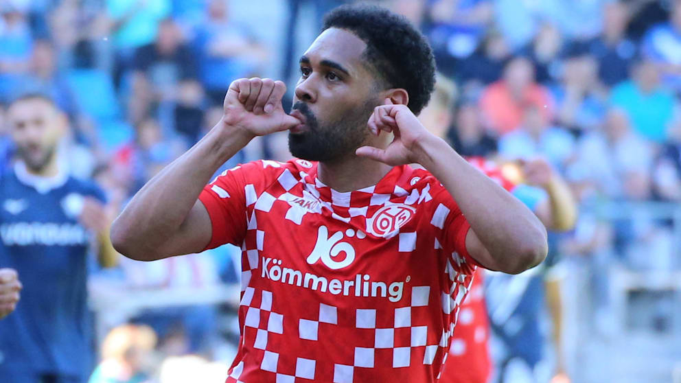 Mainz-Antreiber Phillipp Mwene (31, vorne) entwischt Bochums Felix Passlack (26)