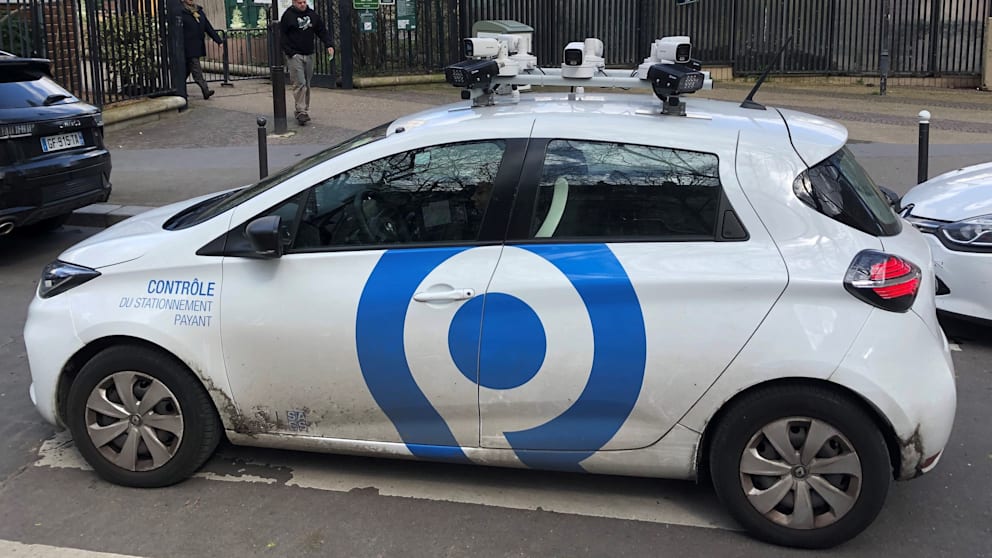 Im Ausland läuft der Einsatz mit Scan-Autos gegen Falschparker bereits länger: Hier überprüft ein solches Fahrzeug in Paris, ob für abgestellte Autos die Parkgebühren bezahlt wurden