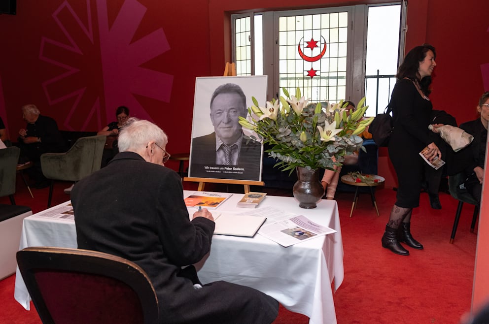 Im Theaterfoyer konnten sich die Gäste in ein Kondolenzbuch eintragen