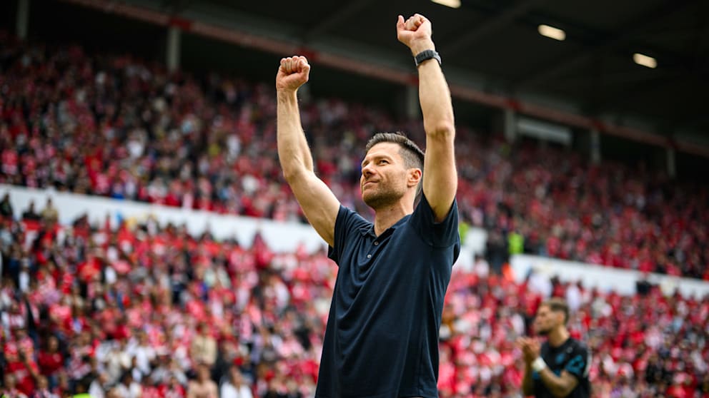 Ein letztes Mal vor den Bayer-Fans: Xabi Alonso (43) nach dem 2:2 in Mainz