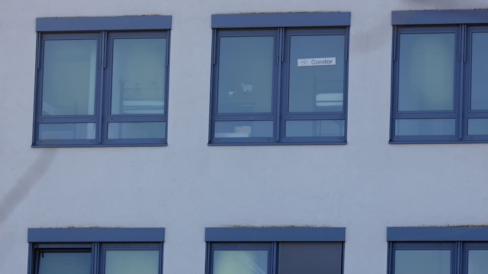 Durch die Fenster sieht man die Stockbetten und noch Aufkleber von „Condor“, das auch zu Thomas Cook gehörte