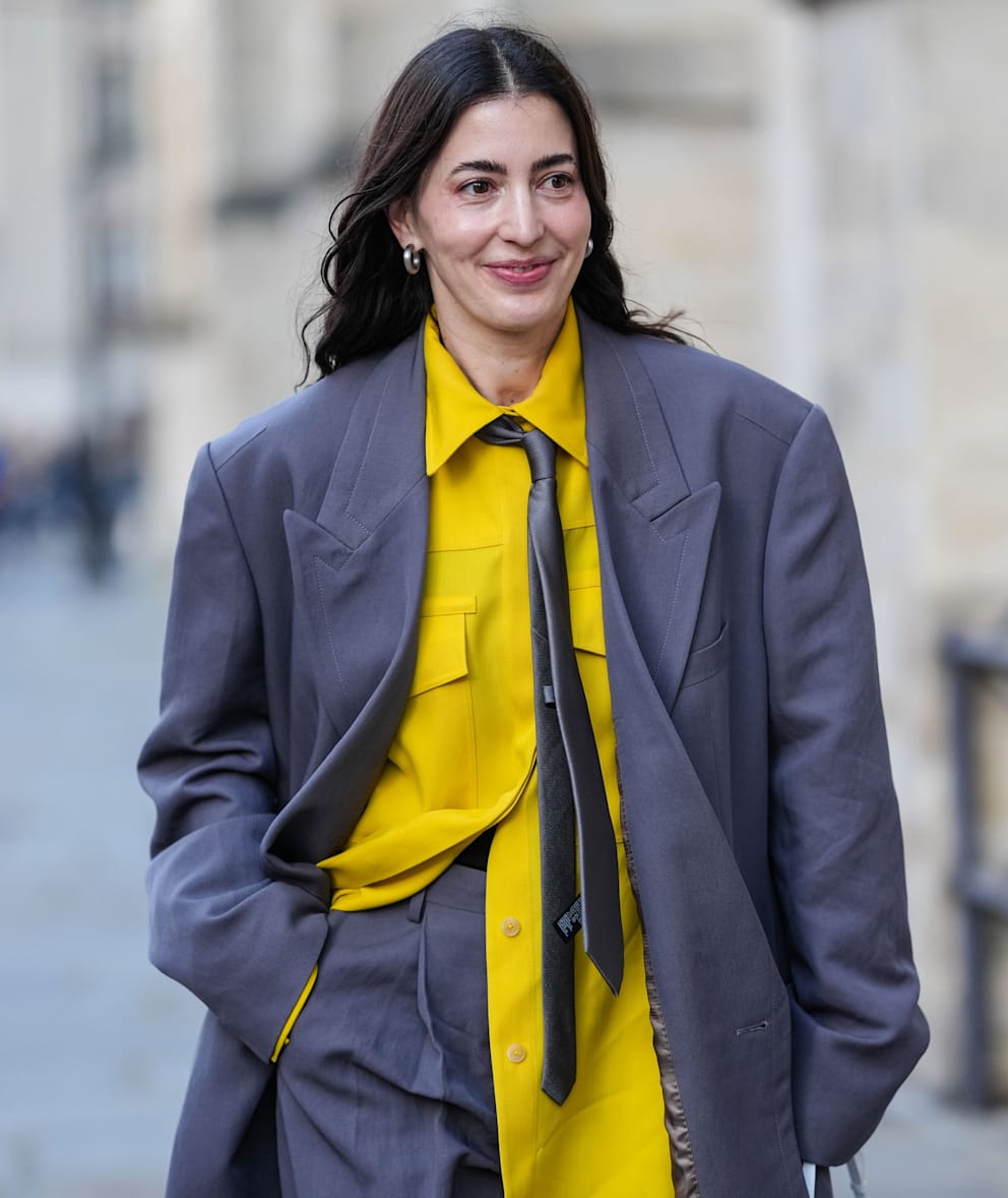 Eine Besucherin der Pariser Modewoche setzt auf den gänzlich maskulinen Look