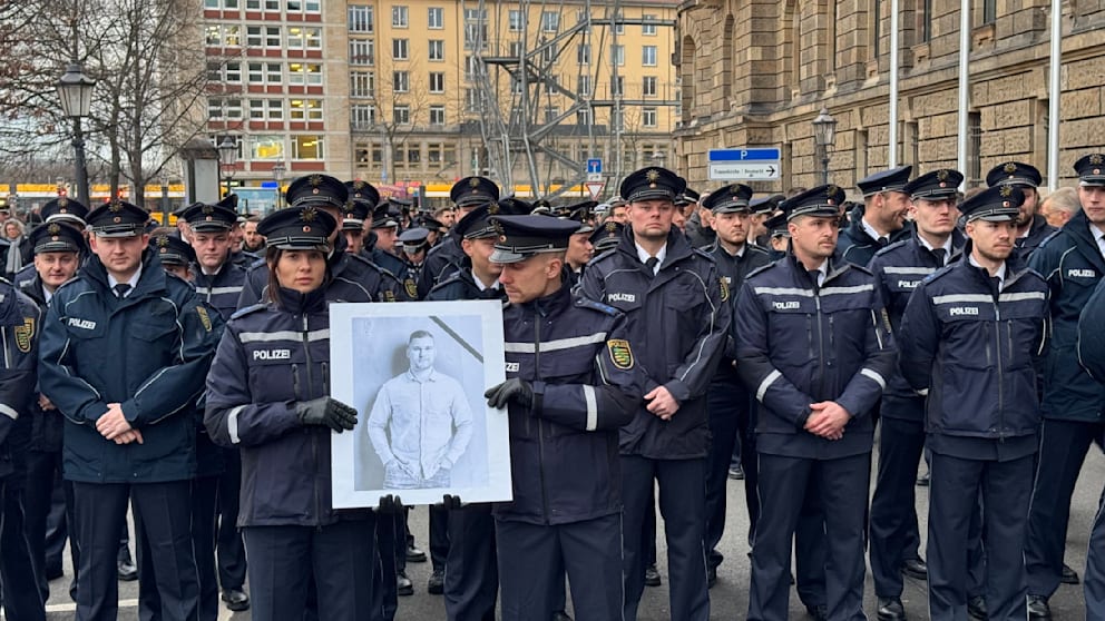Am 7. Januar wurde der sächsische Polizeibeamte Maximilian Stoppa (†32) im brandenburgischen Lauchhammer bei der Jagd nach Autodieben von deren Fahrzeug erfasst und getötet