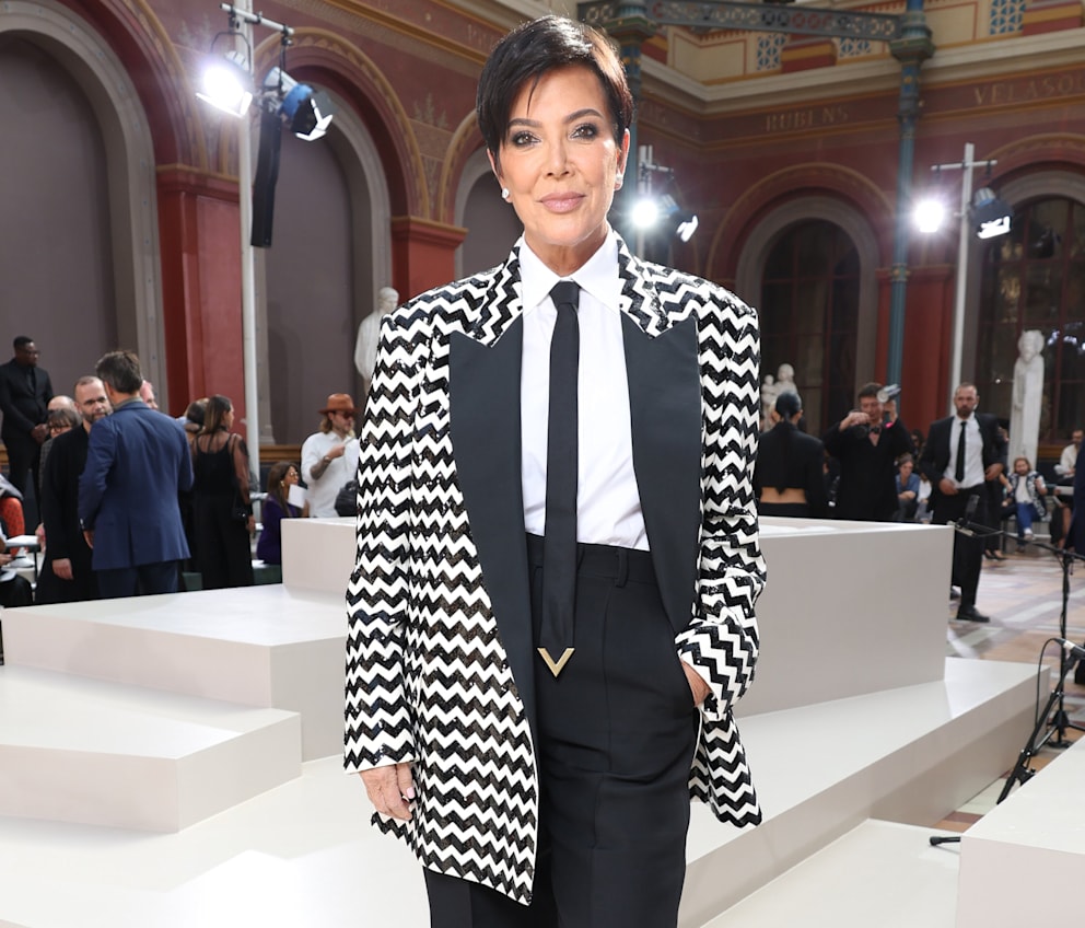 Kardashian-Mutter Kris Jenner (69) im Power-Look mit detailverliebter Krawatte