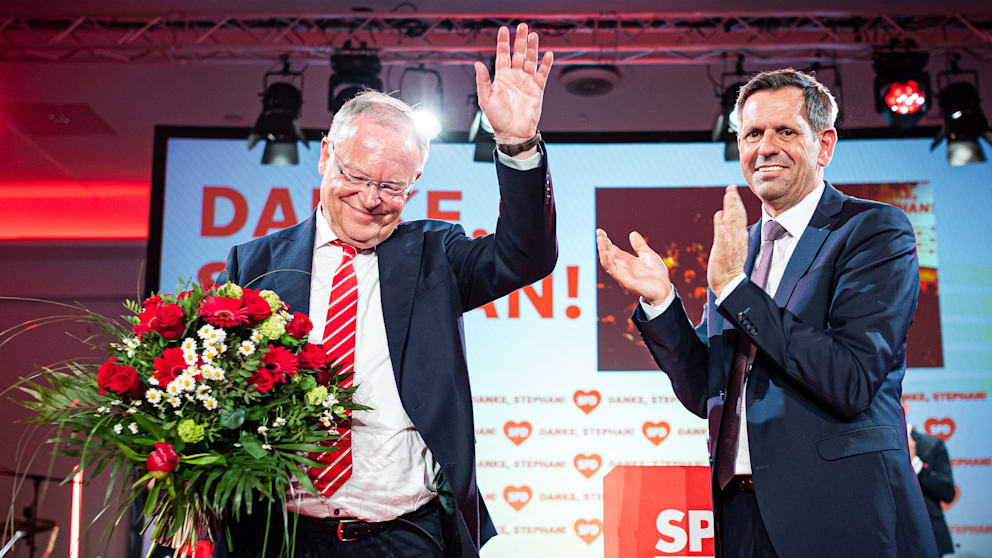Blumen zum Abschied nach 12 Jahren als Ministerpräsident und Landesvorsitzender der SPD Niedersachsen