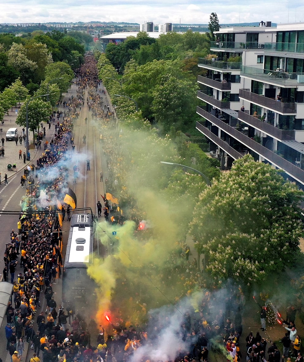 Zehntausende Fans säumten die Straße zum Stadion und empfingen die Dresdner Aufstiegshelden