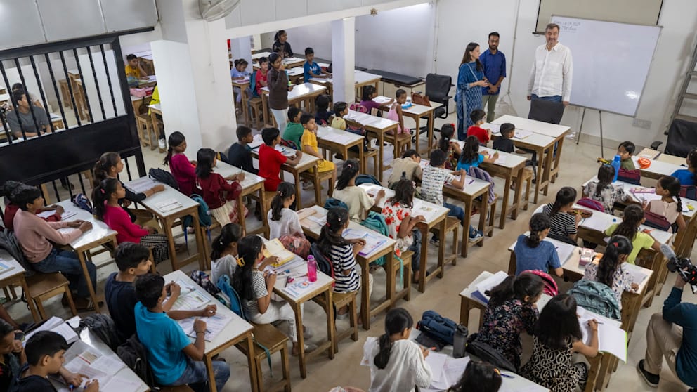 Söder am Montag vor einer Klasse in der Schule des „Sunshine Projekts“ in Neu-Delhi