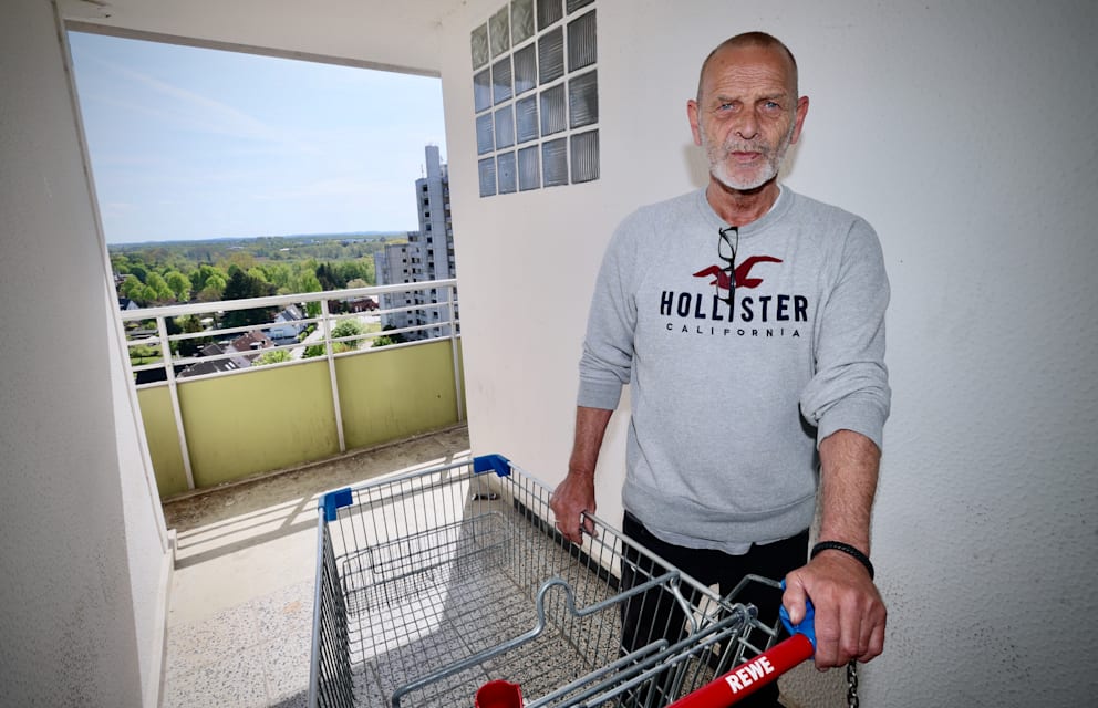 Man sie überall. Aus einem schmalen Gang der 11. Etage holt Röder einen Einkaufswagen