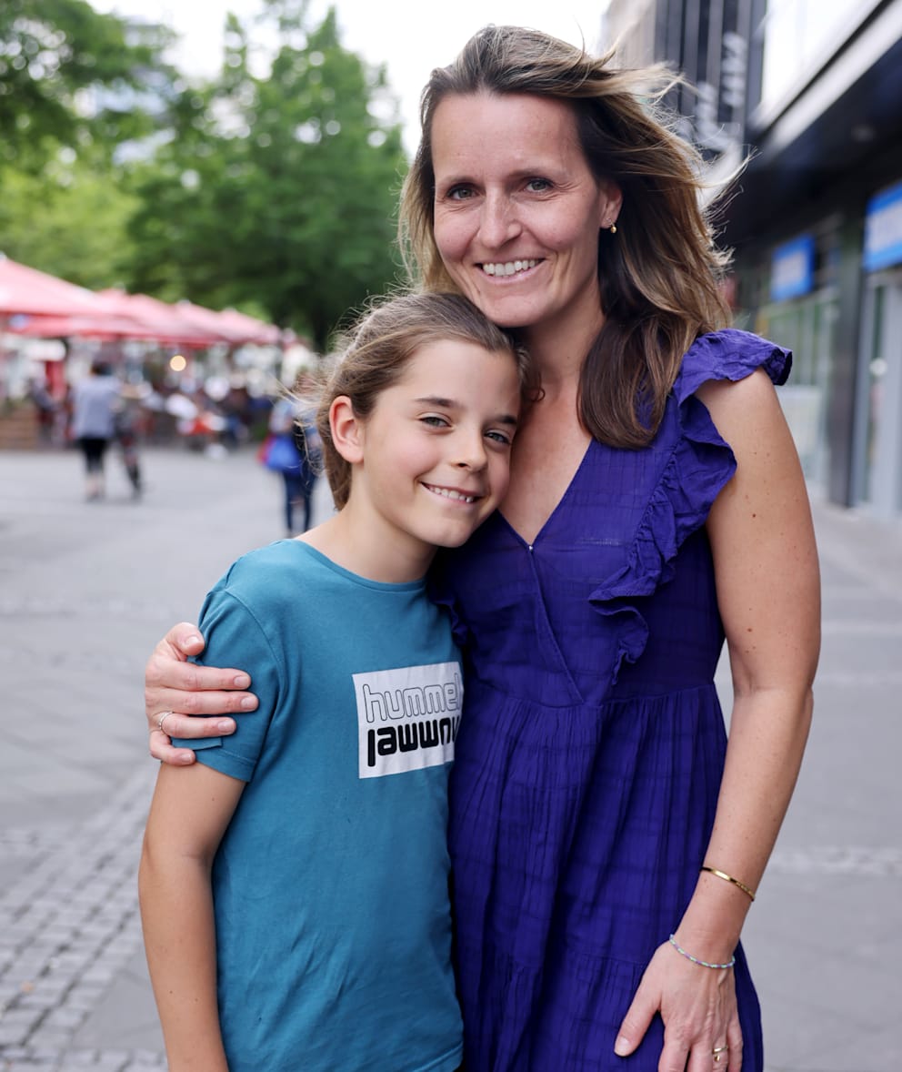 Levi (8) darf regelmäßig auf seinem Handy zocken. Mama Stefanie (46) findet das allerdings gar nicht so gut