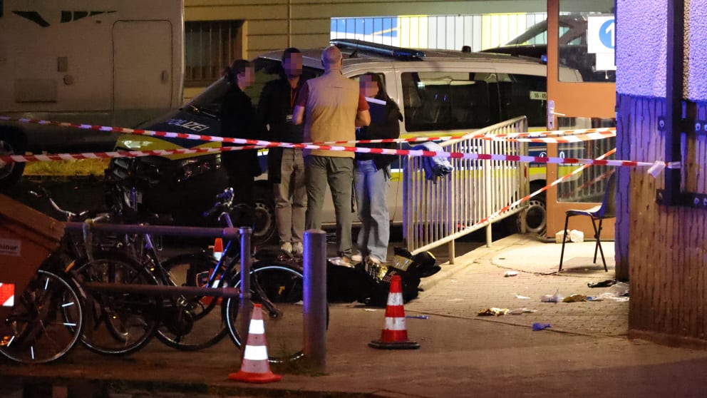 Ermittler vor der Wache in Berlin-Neukölln. Nur wenige Stunden nach der Attacke konnte der Verdächtige (28) wieder gehen