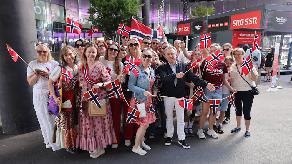 Sie machen Basel bunt! BILD-Reporter Mark Pittelkau traf diese norwegische Fan-Delegation im Eurovisions-Dorf