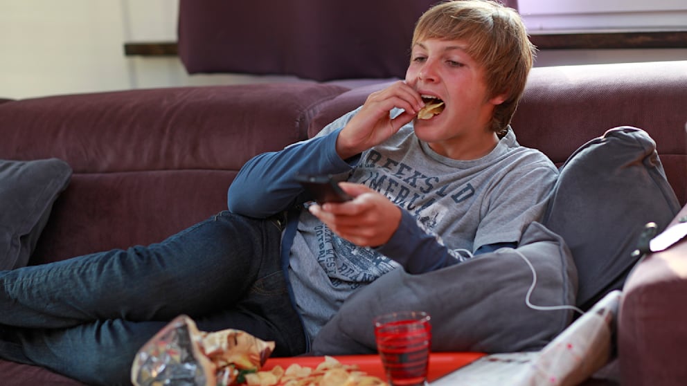Wenn Kinder und Jugendliche Werbespots für Junk-Food sehen, regt das den Appetit bedenklich an
