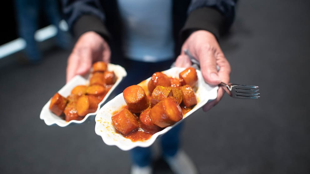 Die Currywurst mit Soße und Currypulver ist mega-mäßig beliebt in den VW-Kantinen