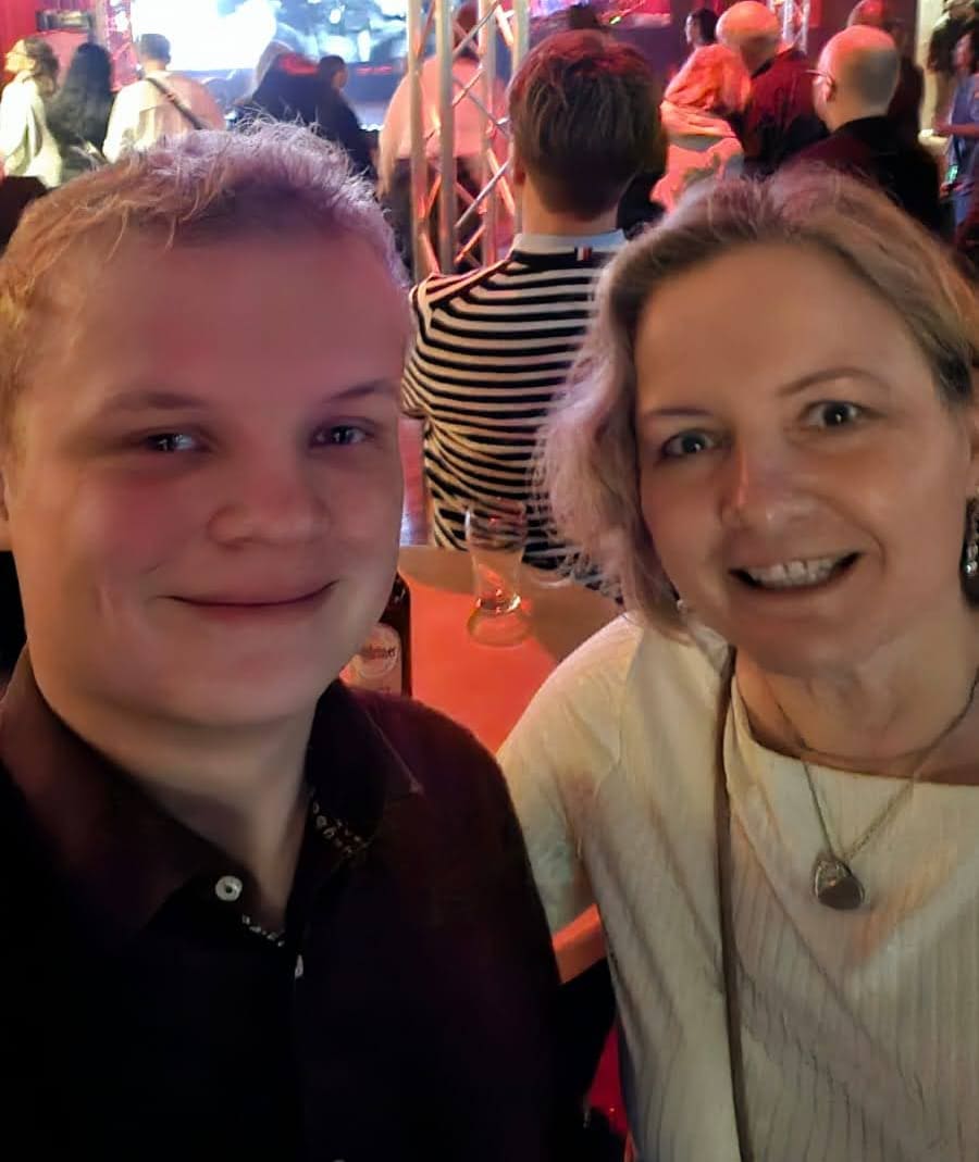 Mutter-Sohn-Auszeit bei den 80s in Motion! „Da in der Vorweihnachtszeit alle schon Termine hatten, hat mich mein 21-jähriger Sohn begleitet. Die Show war wirklich gut. Der DJ hat die Videos der 80er super aufbereitet und die Musik gut zusammengeschnitten“. Zu 80er Hits kann eben jede Generation Spaß haben!