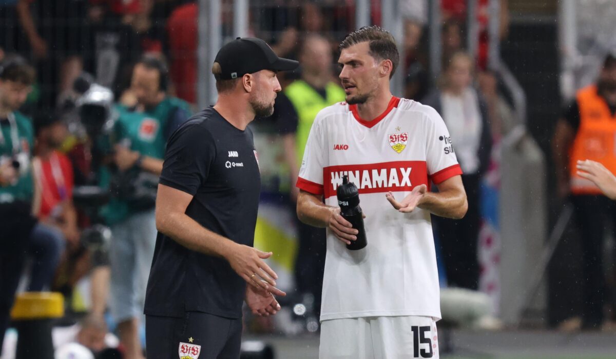Stuttgart Trainer Sebastian Hoeness an der Seitenlinie