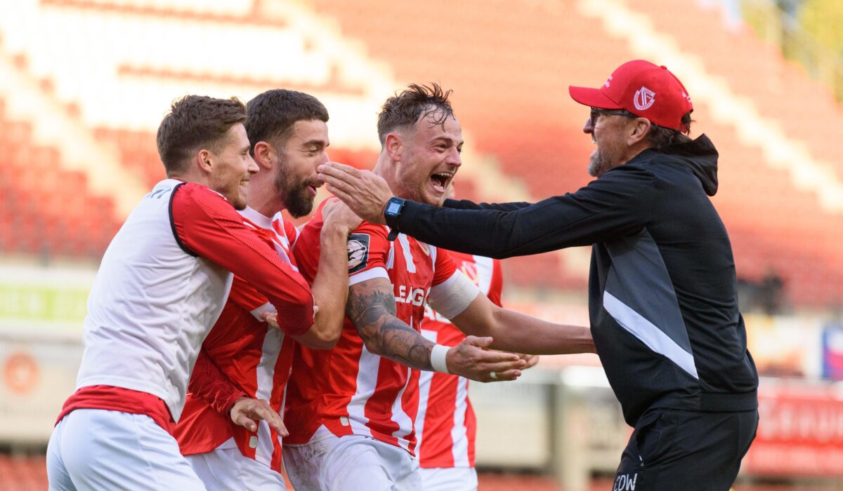 Timmy Thiele (7 Energie Cottbus) celebrates with Players of Energie Cottbus and Head coach Claus-Dieter Wollitz (Energie Cottbus) during the third league match between Energie Cottbus and 1. FC Saarbrucken at Stadion der Freundschaft, Cottbus, Germany.