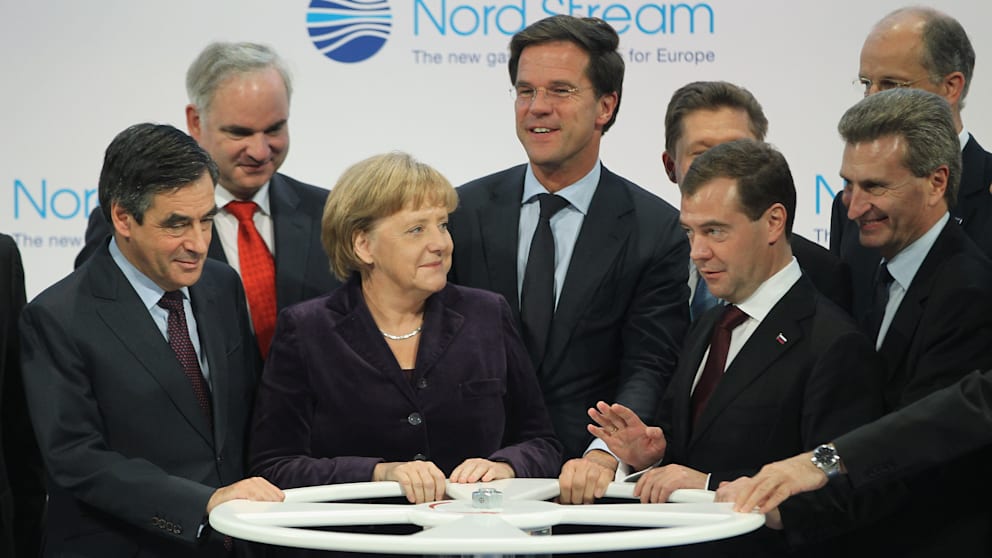 2011: Merkel dreht mit anderen europäischen Politikern und dem damaligen russischen Präsidenten Dmitri Medwedew (2.v.r.) in Lubmin (MeckPomm) den Gashahn für Nord Stream 1 auf