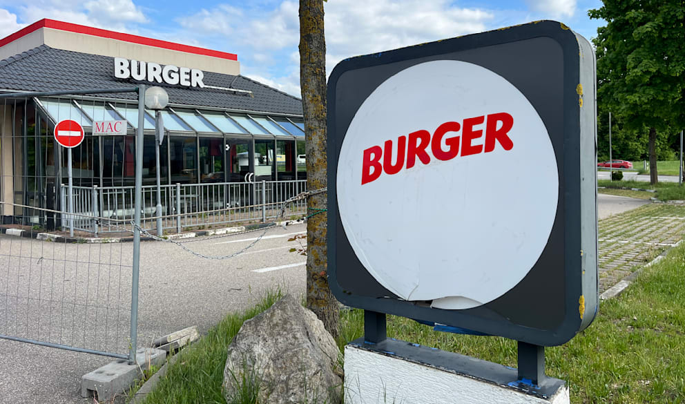 Seit Monaten steht der ehemalige Burger King an der A9 Autobahnausfahrt Ingolstadt-Nord leer. Auf den Schriftzügen ist das „King“ verschwunden