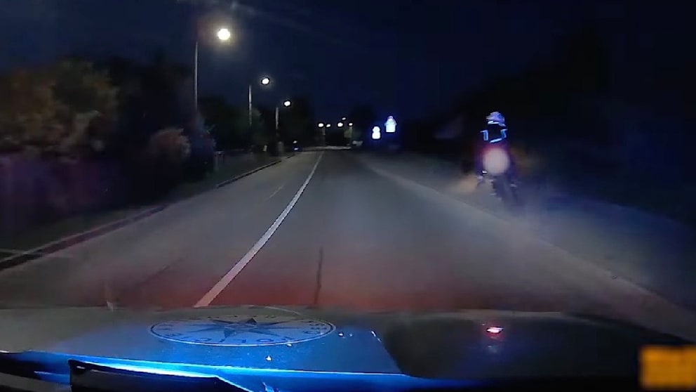 Lebensgefährlich: Der Motorradfahrer rast mit mehr als 110 km/h über einen Bürgersteig