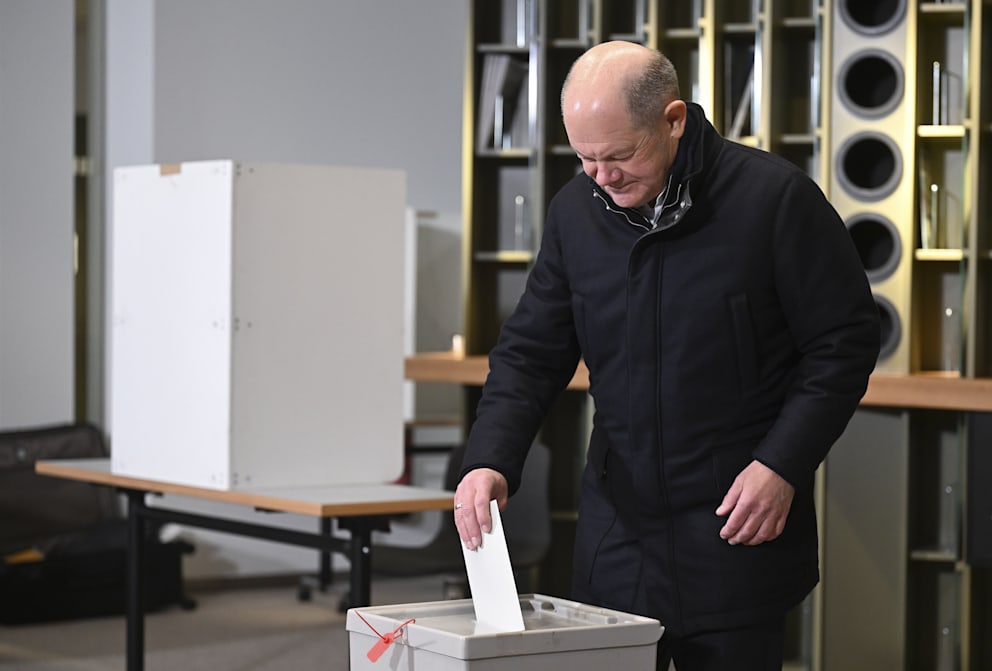 Olaf Scholz beim Einwerfen des Stimmzettels
