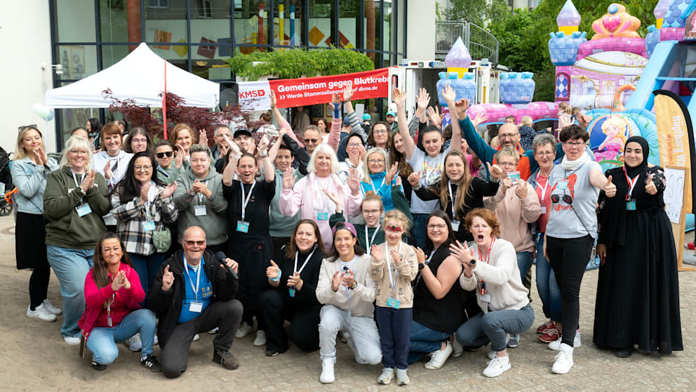 Alle ehrenamtlichen Helfer der Kita, dazu das DKMS-Team kamen, um Jette zu retten