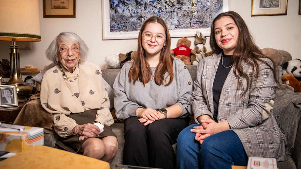 Rabia Lore Ekim (18, r.) und Alina Hinz (18, M.) besuchten die Holocaust-Überlebende Margot Friedländer († 103) Ende vergangenen Jahres in ihrem Zuhause in Berlin