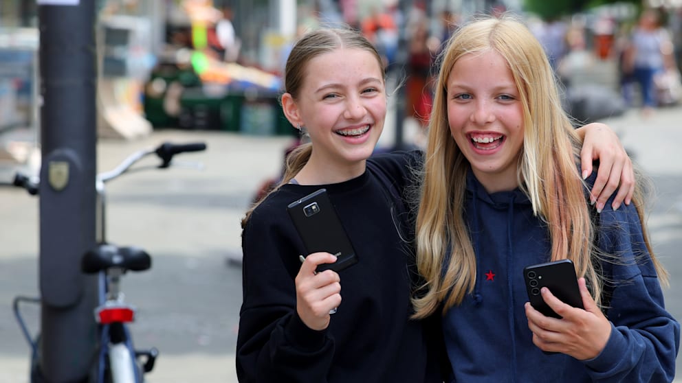 Noria und Alma sind täglich etwa drei Stunden an Handy und Laptop zugange. Hauptsächlich halten sie sich mit Tiktok und anderen Social-Media-Apps auf. Für die 14-Jährigen ist Facebook allerdings gar kein Thema mehr