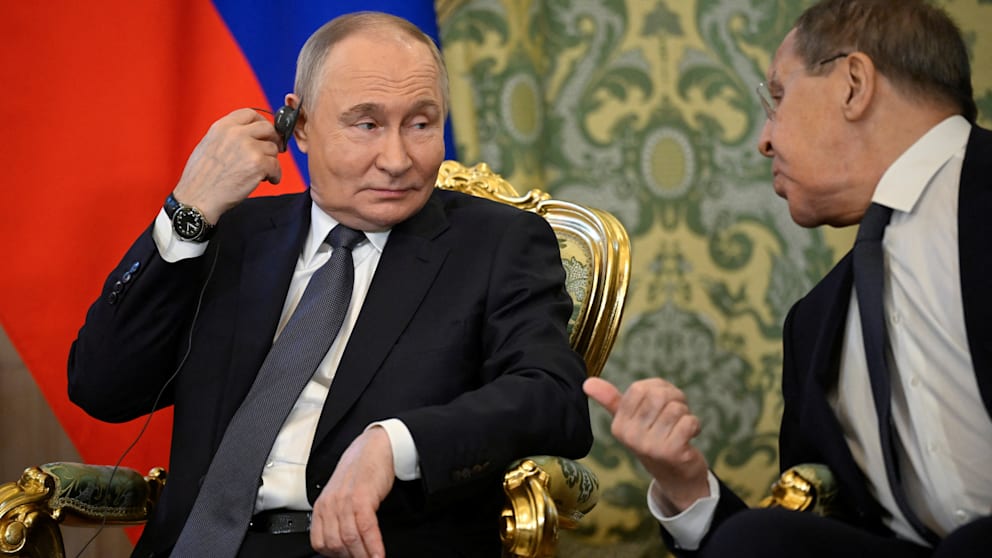Kreml-Machthaber Wladimir Putin (72, l.) mit seinem Außenminister Sergej Lawrow (75)