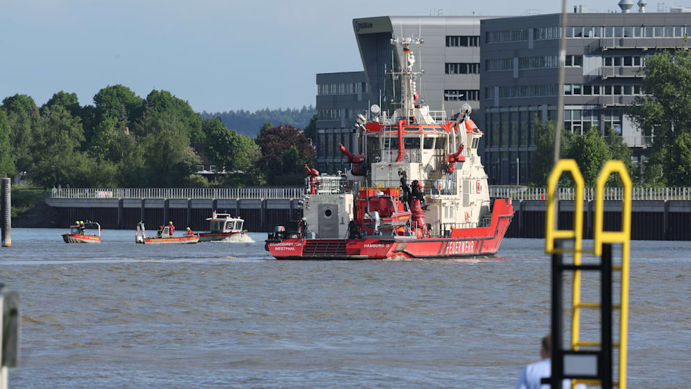 Die Feuerwehr ist auf der Elbe im Großeinsatz