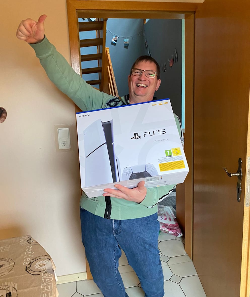 Daumen hoch für unseren MEGA MONTAG. Der BILDplus Gewinnspielklassiker bescherte Michael G. eine neue Playstation 5. Wir wünschen viel Spaß beim zocken!