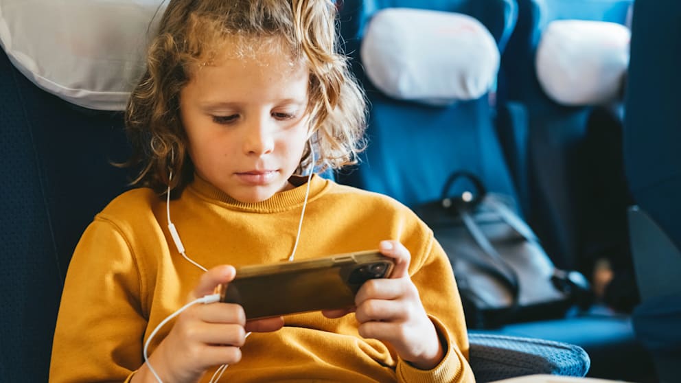 Auf langen Auto- oder Bahnfahrten in den Urlaub dürfen Smartphone oder Tablet gegen die Langeweile nicht fehlen