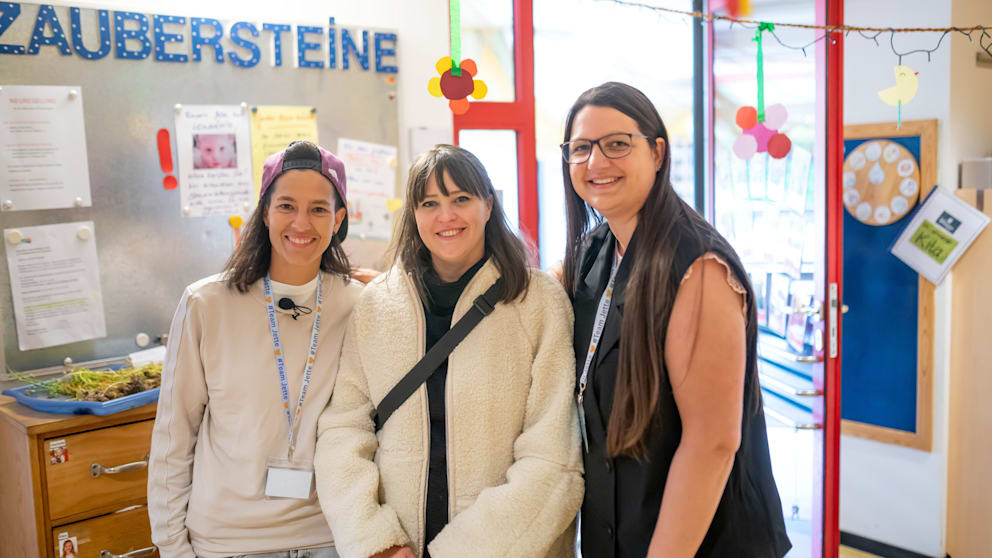 Nicole Oudes, Jettes Mama Caroline und die stellvertretende Kitaleitung Cheyenne Weihrauch (v.l.). Jette gehört zur Zauberstein-Gruppe