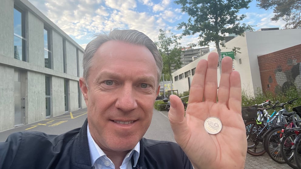 BILD-Chefreporter Mark Pittelkau (53) berichtet seit 25 Jahren vom ESC. Damit es in diesem Jahr nicht wieder mit einem Fiasko für Deutschland endet, hat sich der Kollege etwas einfallen lassen. Man muss nur dran glauben