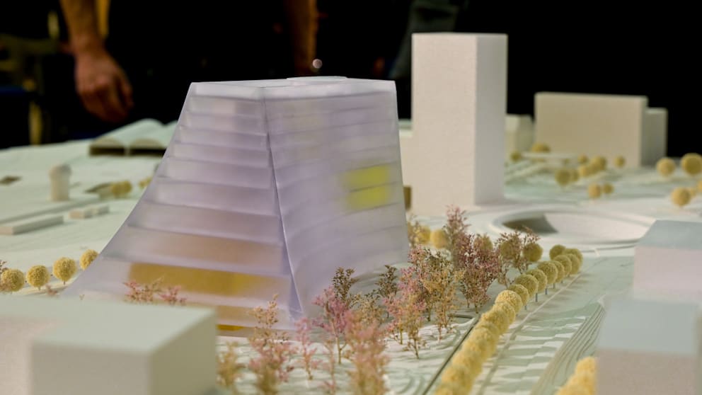 Das von Christoph Richter (l.) und Jan Musikowski entworfene Zukunftszentrum Deutsche Einheit und Europäische Transformation erinnert an einen Hochseedampfer. Die beiden Architekten lassen aber auch andere Assoziationen gelten. Etwa Berg, Zelt oder Turm