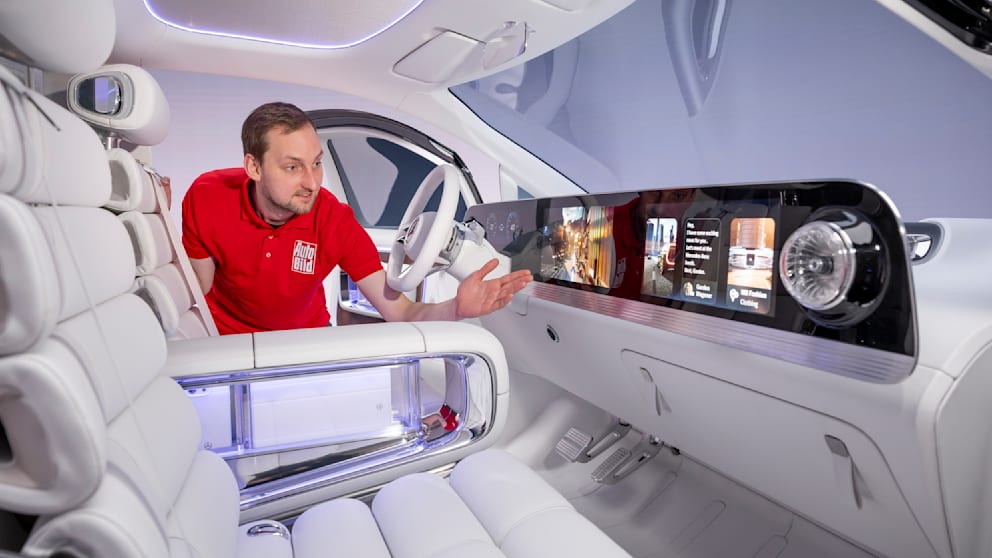 Die drei Displays im Cockpit werden durch verlängerte Arme hinter den Powerdomes festgehalten, das Betriebssystem stammt aus dem neuen CLA