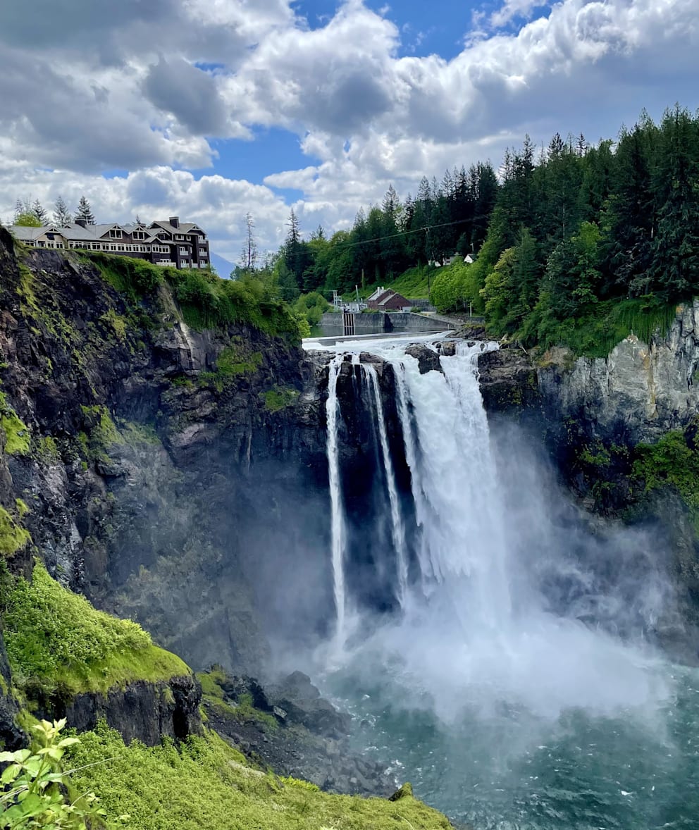 Namensgeber des Wasserfalls und auch des Ortes sind die Snoqualmie People – ein indianischer Stamm, der glaubt, dass an diesem mystischen Ort der Mensch durch den Mond erschaffen wurde